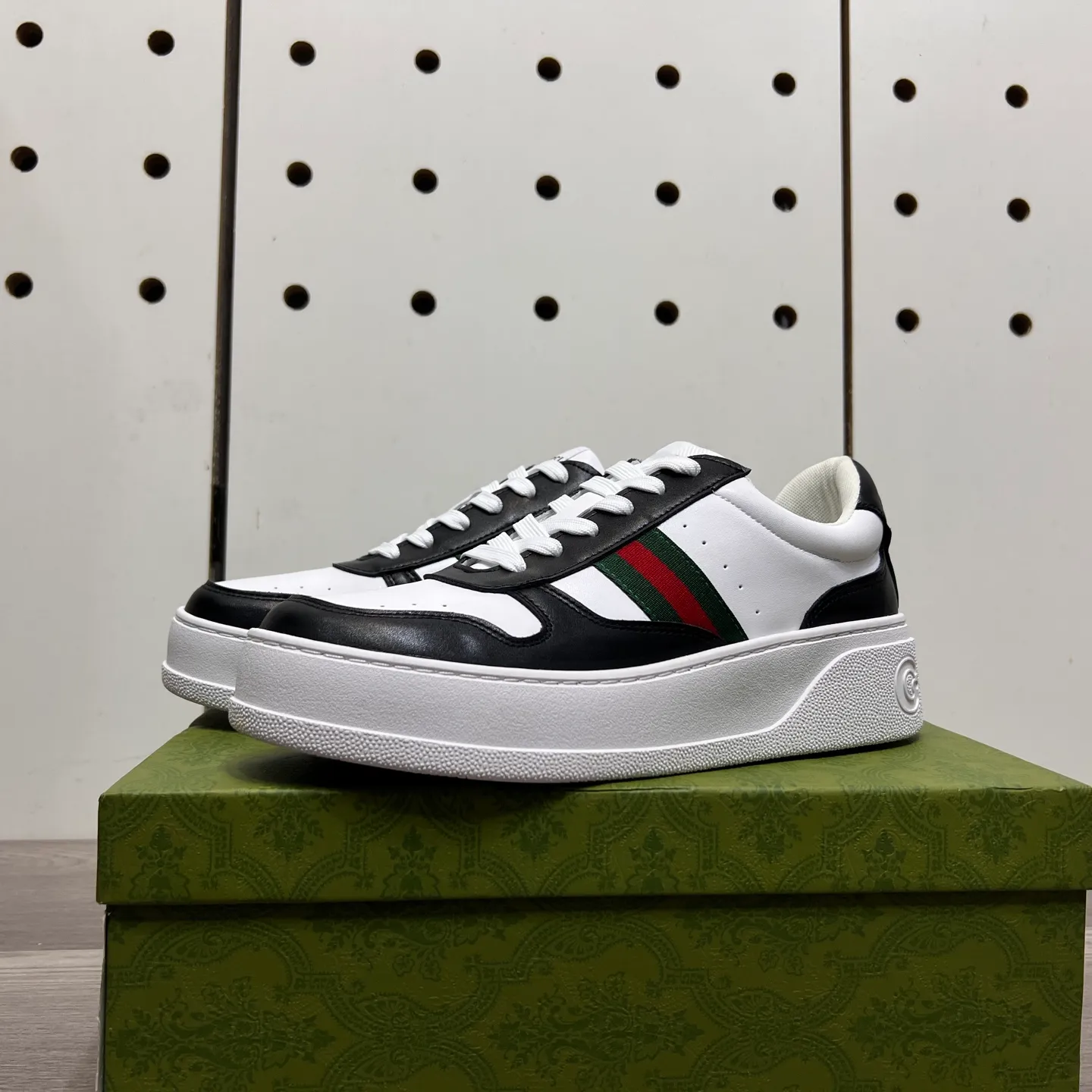 Factory price: 400💰Gucci original quality.~ Unique modern style sneakers. 🏃A must-have casual shoe for trendy men😍😍 Imported cowhide, sheepskin foot pads (refuse to discolor and grind feet) soles: Original soles specially provided by the original factory, French lazy style design ⚠️Fit to the feet, original quality, super comfortable original soles. Just like shooting the real thing 🎬The real thing is better, high-quality sneakers, size: 38-44 (45 and 46 can be customized)